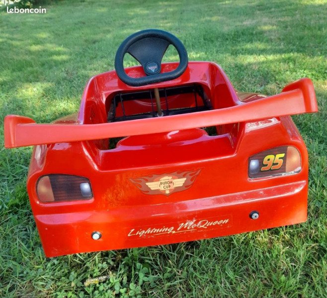 Voiture à pédales Flash McQueen pour enfants de 3 à 5 ans Tarif pour une demi-journée : 6€ image