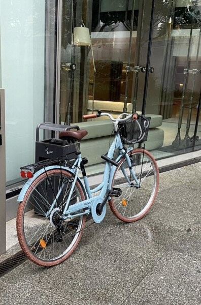 Vélo de ville rétro bleu image