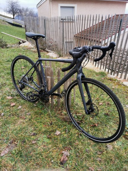 Vélo gravel prêt pour l'aventure image