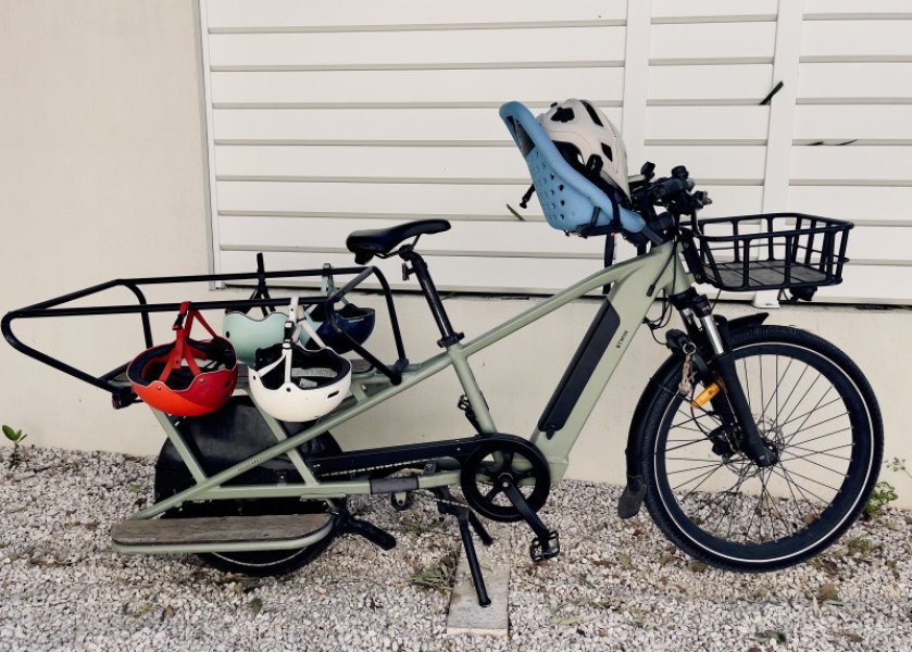 Vélo cargo longtail décathlon pour vacances en famille image