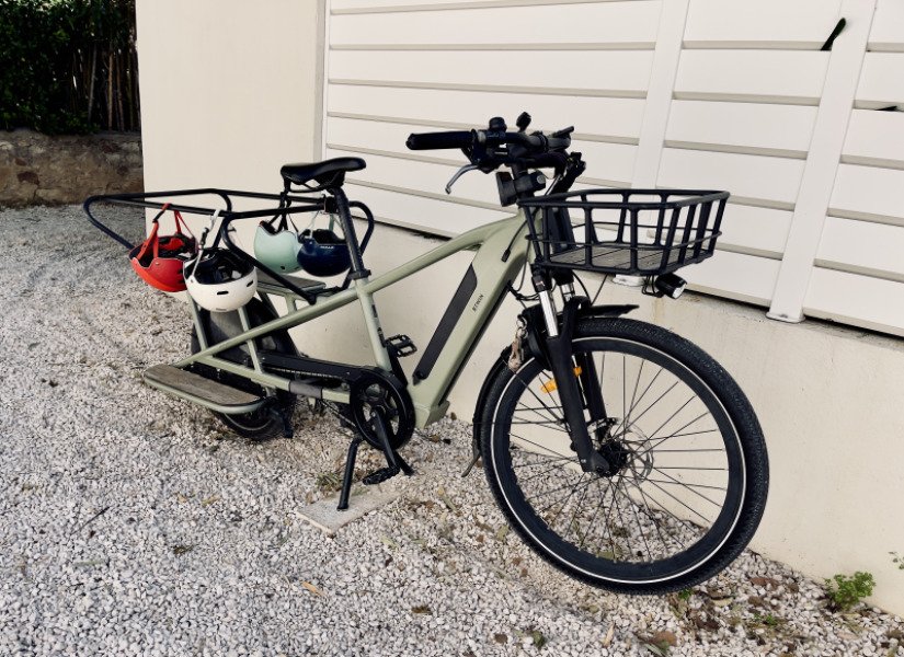 Vélo cargo longtail décathlon pour vacances en famille image