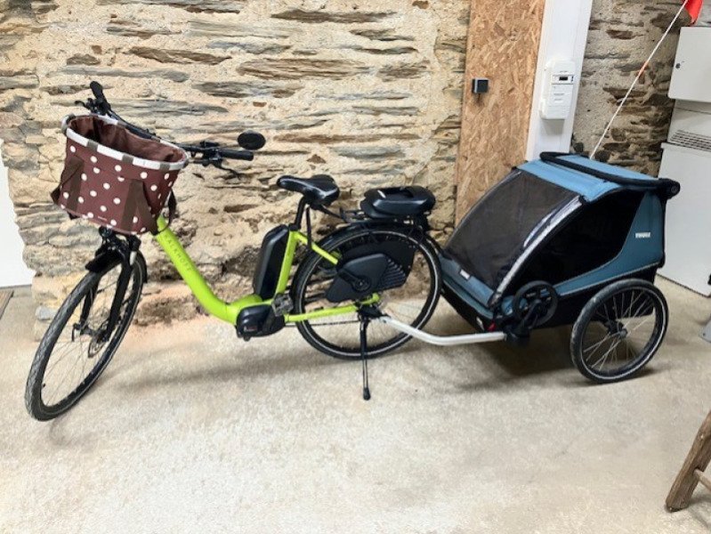 Vélo avec carriole image