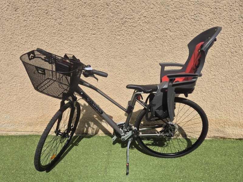 Vélo femme avec siège bébé, support téléphone et grand panier image
