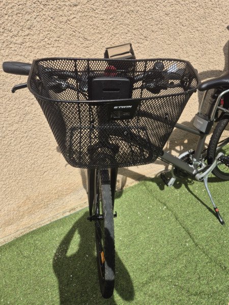 Vélo femme avec siège bébé, support téléphone et grand panier image