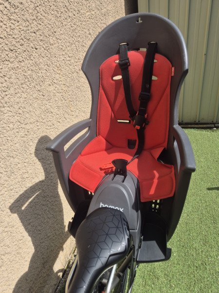 Vélo femme avec siège bébé, support téléphone et grand panier image