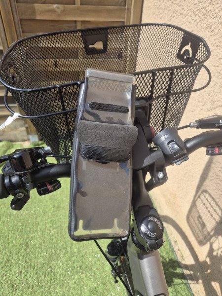 Vélo femme avec siège bébé, support téléphone et grand panier image