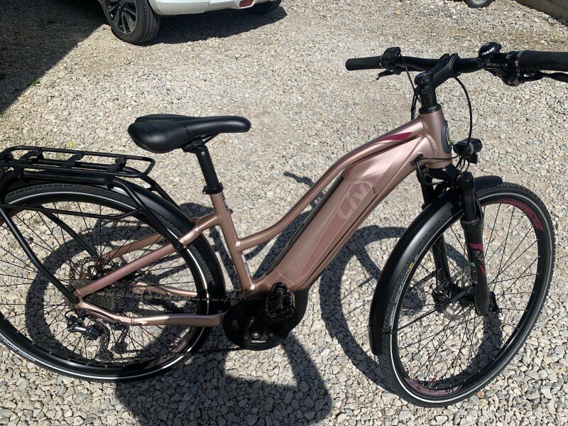Vtc électrique femme de marque Liv amity e+1 image