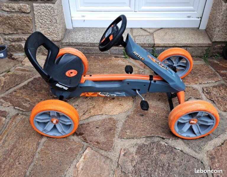 Kart Berg à pédales pour enfant de 5 ans et + avec un volant électronique qui émet des bruits de moteur. Prix indiqué est pour 1/2 journée (18 € pour la demi-journée). image