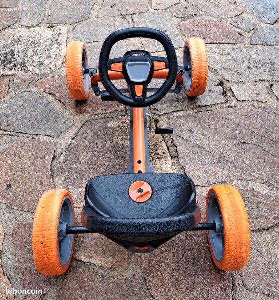 Kart Berg à pédales pour enfant de 5 ans et + avec un volant électronique qui émet des bruits de moteur. Prix indiqué est pour 1/2 journée (18 € pour la demi-journée). image