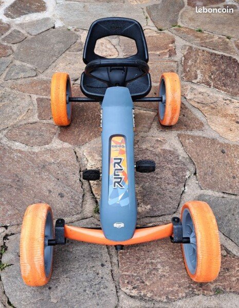 Kart Berg à pédales pour enfant de 5 ans et + avec un volant électronique qui émet des bruits de moteur. Prix indiqué est pour 1/2 journée (18 € pour la demi-journée). image