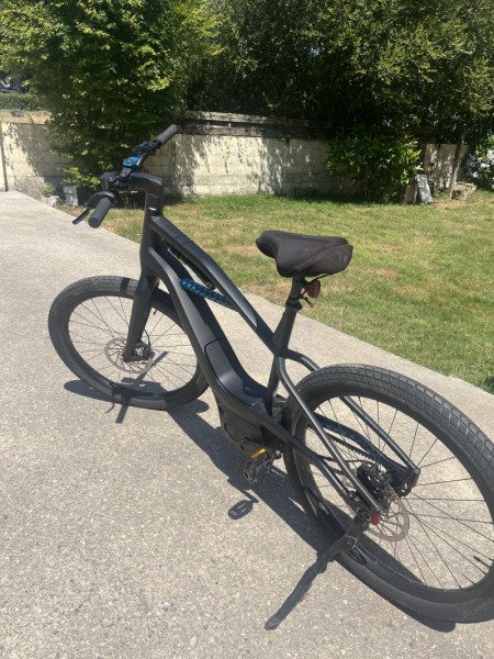 Vélo Harley Davidson ville et chemin image