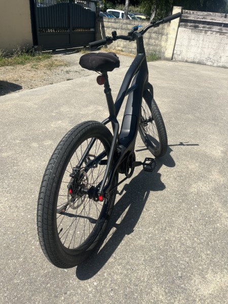 Vélo Harley Davidson ville et chemin image