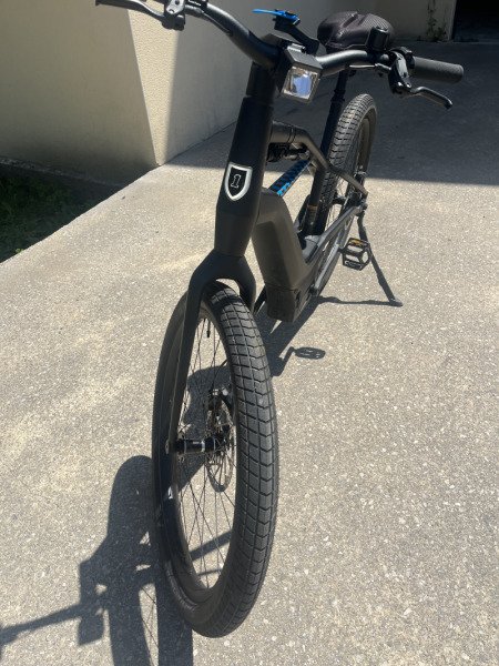 Vélo Harley Davidson ville et chemin image