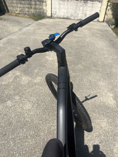 Vélo Harley Davidson ville et chemin image