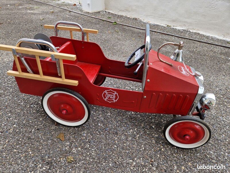 Voiture à pédales Pompier pour enfant de + de 3 ans à -5 ans. Prix indiqué est pour 1/2 journée (6€ la demi-journée). image