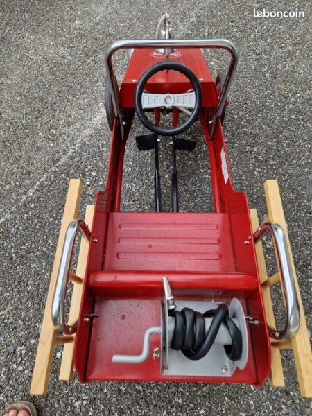 Voiture à pédales Pompier pour enfant de + de 3 ans à -5 ans. Prix indiqué est pour 1/2 journée (6€ la demi-journée). image