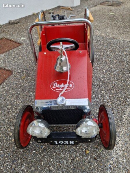 Voiture à pédales Pompier pour enfant de + de 3 ans à -5 ans. Prix indiqué est pour 1/2 journée (6€ la demi-journée). image