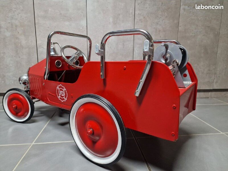 Voiture à pédales Pompier pour enfant de + de 3 ans à -5 ans. Prix indiqué est pour 1/2 journée (6€ la demi-journée). image