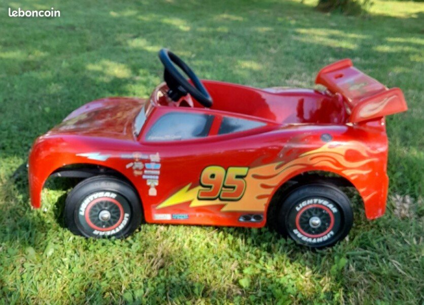 Voiture à pédale Flash Mc Queen Car 3 pour enfant de + 3 ans à - 5ans. Prix indiqué est pour 1/2 journée (6€ la demi-journée). image