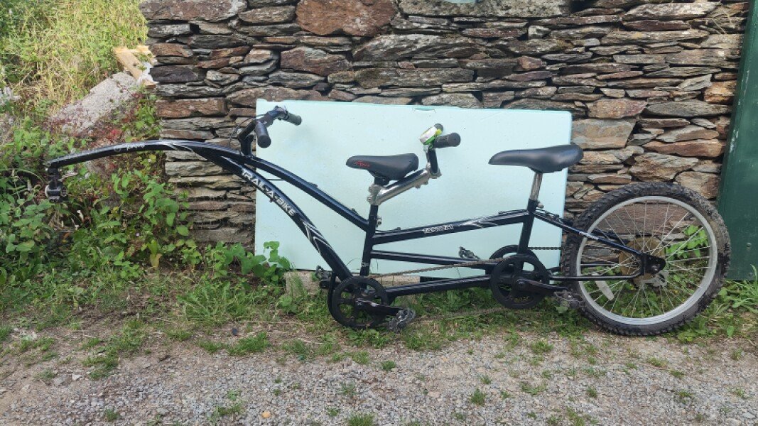 Tandem 2 Enfants suiveur, à accrocher sur un vélo de ville, sous la selle. Prix indiqué est pour 1/2 journée (12€ la demi-journée). image