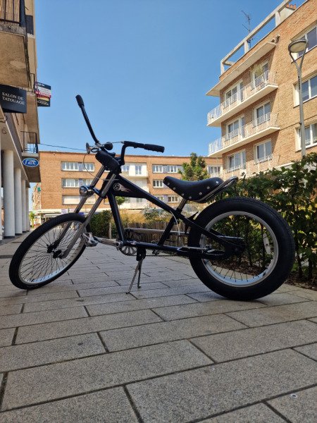 Vélo Chopper Vintage noir à Louer – Une Balade au Style Unique image