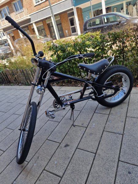 Vélo Chopper Vintage noir à Louer – Une Balade au Style Unique image