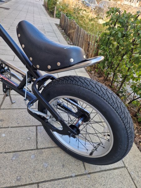 Vélo Chopper Vintage noir à Louer – Une Balade au Style Unique image