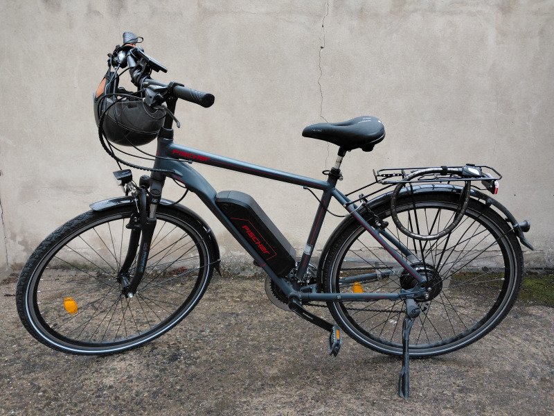 Vélo électrique - porte charge - casque image